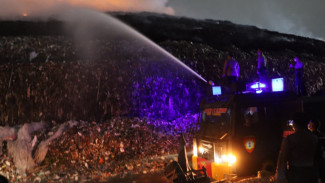 Polisi Kerahkan Water Canon Padamkan Kebakaran TPA Putri Cempo Solo