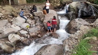 Serunya Bermain Air di Wisata Alam Pakecehan Kali Kesek Kendal
