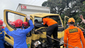 Evakuasi Menegangkan Sopir Truk Terjepit Kabin di Magelang