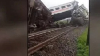 Ngeri! Tabrakan kereta Api di Bandung Pagi Ini, Gerbong Bergelimpangan
