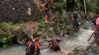 Duh, Bocah SD Terjebak dan Masuk Sungai Deras, Tim SAR Semarang Dikerahkan