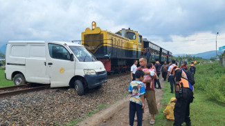 KA Wisata Ambarawa Alami Insiden dengan Minibus di Perlintasan, 2 Orang Dibawa ke Rumah Sakit