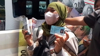 Warga tukarkan uang di layanan mobil BI.