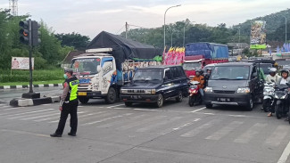 Imbas One Way Tol Semarang Bawen, Polisi Rekayasa Simpang Bawen Urai Macet