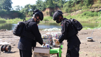Gegana Brimob Polda Jateng Musnahkan 5.103 Petasan Hasil Operasi Pekat 2024 Polres Kendal