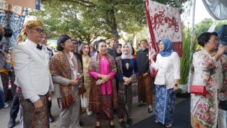 Peringatan Hari Kartini ke-145 di Rembang Meriah, Ada Rekor MURI Membatik Syal Peserta Terbanyak