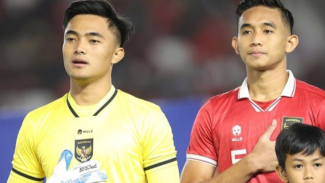 Kiper timnas Indonesia Ernando Ari (kiri).