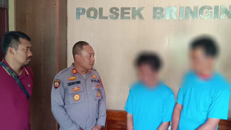 Tertangkap Tangan Curi HP, 2 Pria Bababk Belur Dikeroyok Warga