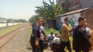 Suami Boncengkan Istri Terobos Palang Pintu Kereta Api, Suami Lolos, Istrinya Tersambar KA Sembrani