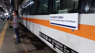Kereta Api Banyubiru Semarang - Solo. Kereta Api Banyubiru Semarang - Solo.