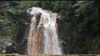 Air terjun Klenting Kuning Sumowono, Kabupaten Semarang. Air terjun Klenting Kuning Sumowono, Kabupaten Semarang.