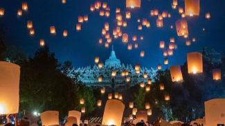 Ratusan lampion di Borobudur saat Waisak. Ratusan lampion di Borobudur saat Waisak.