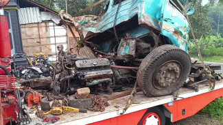 Diduga Rem Blong, Truk Seruduk Motor Dan Mobil 2 Orang Terluka
