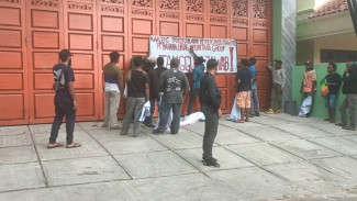 Sekelompok Orang Kembali Geruduk Rumah Pengusaha Buntut Polemik Tambang Emas
