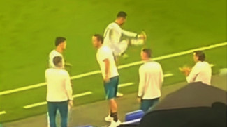Tak Bisa Cetak Gol dan Dapat Kartu Lalu Diganti, Ronaldo Marah Tendang Botol