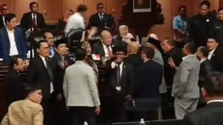 Sidang Paripurna DPD RI Ricuh, Senator Rebutan Palu Sidang dan Nyaris Baku Hantam