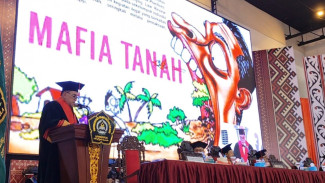 Anggota DPR RI Junimart Girsang Raih Gelar Profesor Kehormatan di Unissula, Ungkap Mafia Tanah