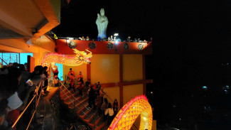 Ribuan Warga Terpukau Lampion Naga Sepanjang 500 Meter Di Vihara Sri Kukus Redjo Gunung Kalong