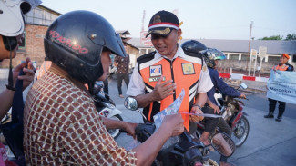 HUT ke-79 RI, KAI Daop 4 dan Railfans Ingatkan Pengendara Disiplin di Perlintasan Rel Kereta Api