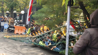 Unjuk Rasa Protes Revisi UU Pilkada di Semarang Ricuh, Gerbang Besi DPRD Jateng Jebol