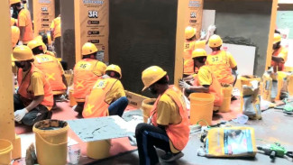 Unik, 44 Tim Tukang Bangunan Beradu Piawai Dalam Lomba Pasang Keramik Tercepat di Semarang