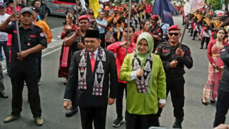 Diiringi Aneka Seni Budaya Paslon Ngesti Nugraha-Nur Arifah Mendaftar di KPU Kabupaten Semarang
