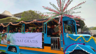 Khitan Massal Gratis, Anak Anak Diarak keliling Kampung Naik Odong-Odong