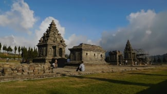 Candi Arjuna Dieng, salah satu keindahan Banjarnegara. Candi Arjuna Dieng, salah satu keindahan Banjarnegara.
