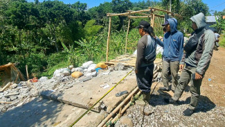 Bangunan Rumah Ambruk, 4 Orang Tertimbun 1 Meninggal Dunia
