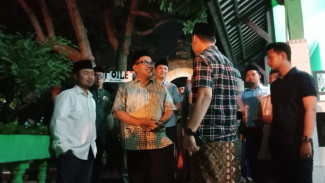 Iswar Aminuddin Napak Tilas di Makam Sunan Pandanaran Pendiri Semarang