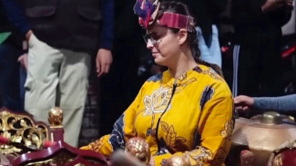 Wisatawan belajar gamelan di Desa Menari KBA Tanon Semarang.