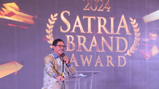 Nana Sudjana Raih Penghargaan Satria Leadership Award