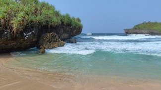 Suasana Dekat Pantai Drini Gunung Kidul. Suasana Dekat Pantai Drini Gunung Kidul.