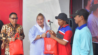 Musim Paceklik, Mbak Ita Bantu Nelayan Dengan Paket Sembako