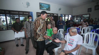 Momen Haru Natal Lansia di Panti Wreda Saat Pj Gubernur Jateng Kunjungi Mereka