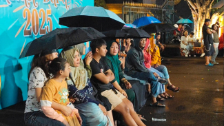 Warga memakai payung pada malam tahun baru di Semarang. Warga memakai payung pada malam tahun baru di Semarang.