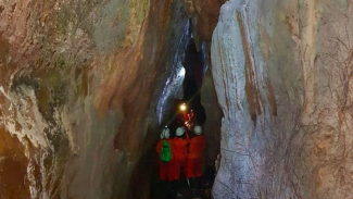 Celah karst di Goa Kiskendo Kendal.