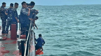 Dramatis! TNI AL Selamatkan 2 Nelayan dari Gelombang Tinggi di Selat Riau