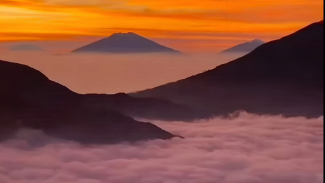 Golden sunrise di puncak bukit Sikunir Wonosobo.