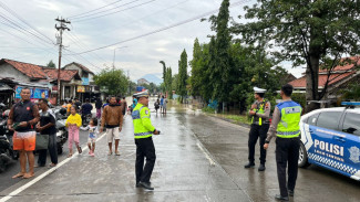 Polisi Rekayasa Contra Flow Akibat Banjir Banjir di Pantura Kendal
