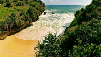 Wisata ke Pantai Tersembunyi yang Luar Biasa Cantik Ini, Cuma 1,5 Jam dari Klaten