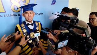 Istimewa, Rektor Baru Pimpin Wisuda ke 83 Udinus Semarang