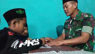 Ketika Tentara Ajari Bocah Ngaji di Bulan Ramadhan