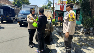 Berkah Ramadan, Polsek Ambarawa Bagikan Sembako Ke Warga Membutuhkan Dan Difabel