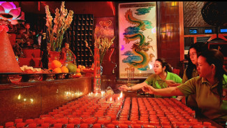 Peringati Sejit Kwan Im Poo Sat, Vihara Gunung Kalong Nyalakan Ratusan Lentera Dan Bagikan Takjil