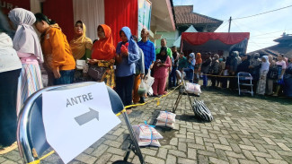 Ratusan Warga Antri Sembako Murah Dispertanikap Kab. Semarang