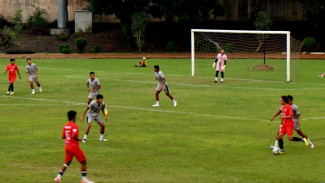 Laga Amal Pemain Liga Indonesia Tersaji Di Stadion Pandanaran, Masyarakat Terhibur Aksi Para Pemain Bintang