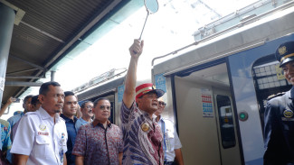 Ahmad Luthfi Lepas Ribuan Warga Jateng Mudik Gratis Naik Kereta Api
