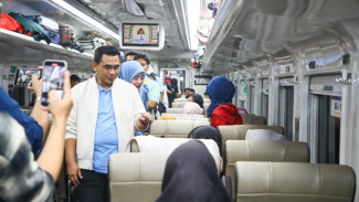Wagub Jateng Gus Yasin Ikut Naik Kereta Api Pemudik Jakarta ke Semarang