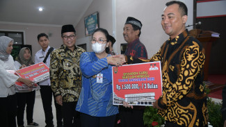 Wali Kota Semarang Agustina Serahkan Bisyaroh kepada 6.572 Warga Istimewa
